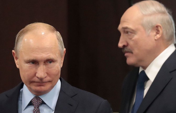 Kremlchef Wladimir Putin (r) und der belarussische Machthaber Alexander Lukashenko.<span class='image-autor'>Foto: Sergei Chirikov/POOL EPA/AP/dpa</span>