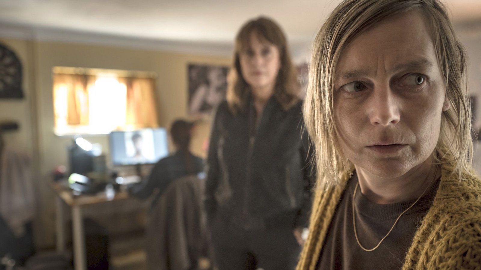 Brasch (Claudia Michelsen) stattet Rebecca Schratt (Maja Beckmann) einen Besuch ab.Foto: MDR/filmpool fiction/Britta Kreh Brasch (Claudia Michelsen) stattet Rebecca Schratt (Maja Beckmann) einen Besuch ab.Foto: MDR/filmpool fiction/Britta Kreh