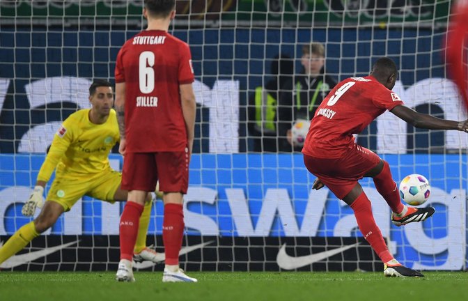 Stuttgarts Serhou Guirassy trifft gegen Wolfsburgs Torwart Koen Casteels vom Elfmeterpunkt.<span class='image-autor'>Foto: Swen Pförtner/dpa</span>
