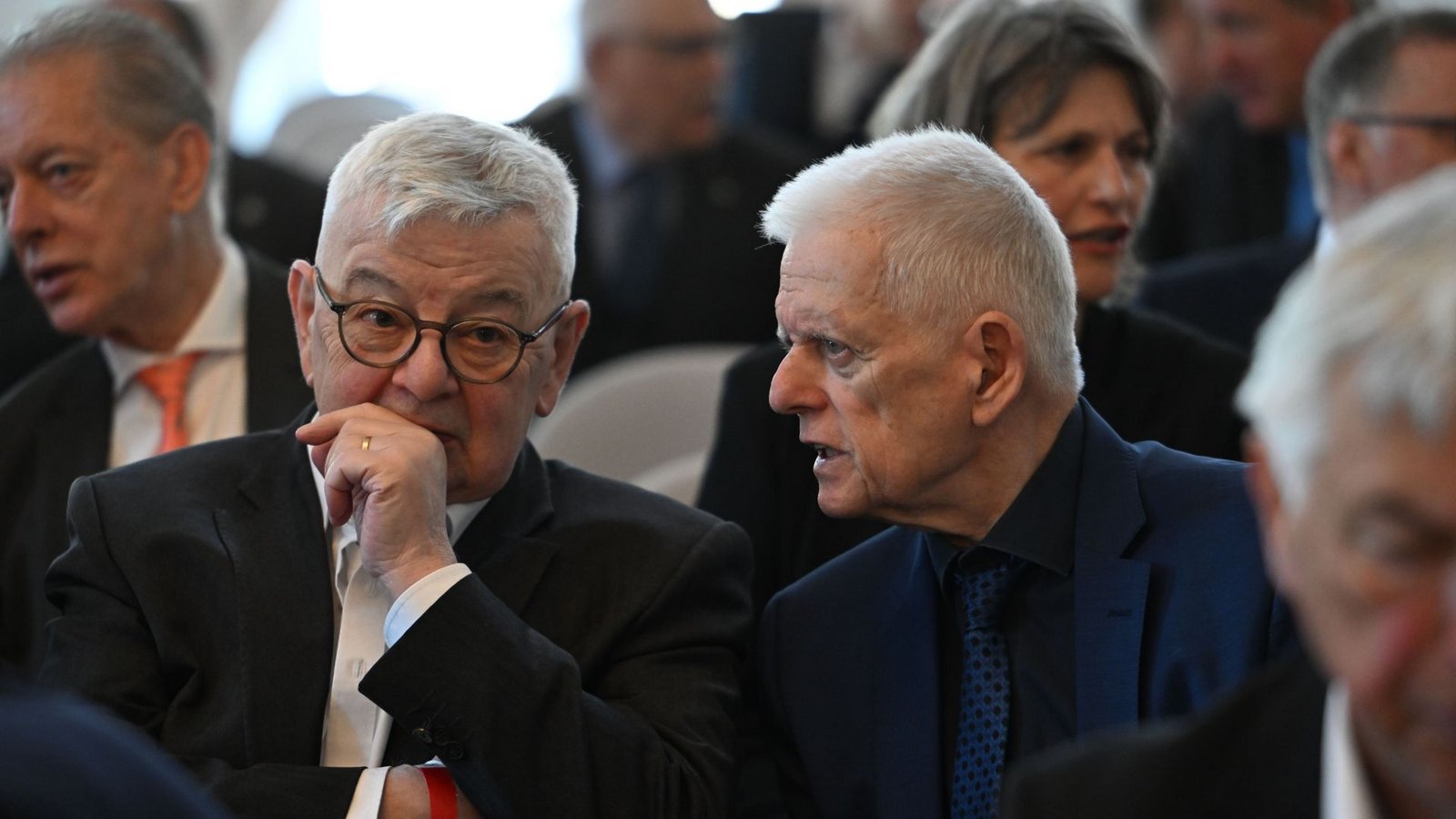 Ex-Bundesminister und Ex-OB mit grünem Parteibuch: Joschka Fischer (links) und Fritz Kuhn.Foto: Marijan Murat/dpa Ex-Bundesminister und Ex-OB mit grünem Parteibuch: Joschka Fischer (links) und Fritz Kuhn.Foto: Marijan Murat/dpa