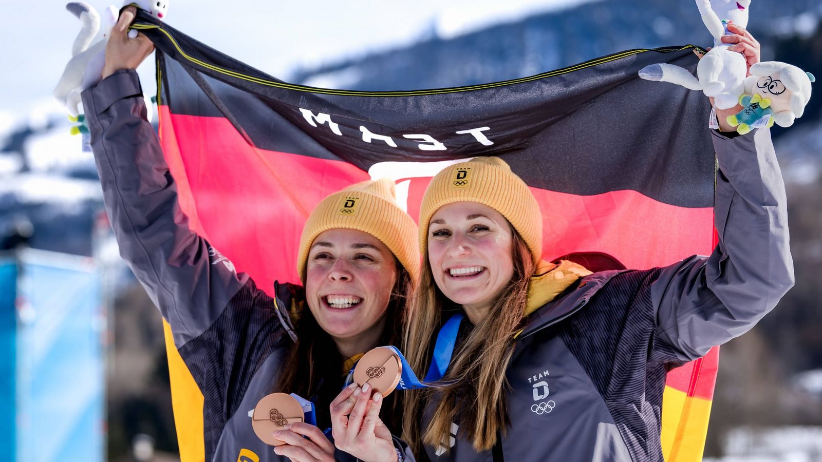 Strahlende Bronze-Gewinnerinnen: Coletta Rydzek (li.) und Laura Gimmler.Foto: IMAGO/GEPA pictures