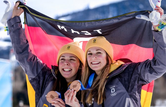 Strahlende Bronze-Gewinnerinnen: Coletta Rydzek (li.) und Laura Gimmler.<span class='image-autor'>Foto: IMAGO/GEPA pictures</span>