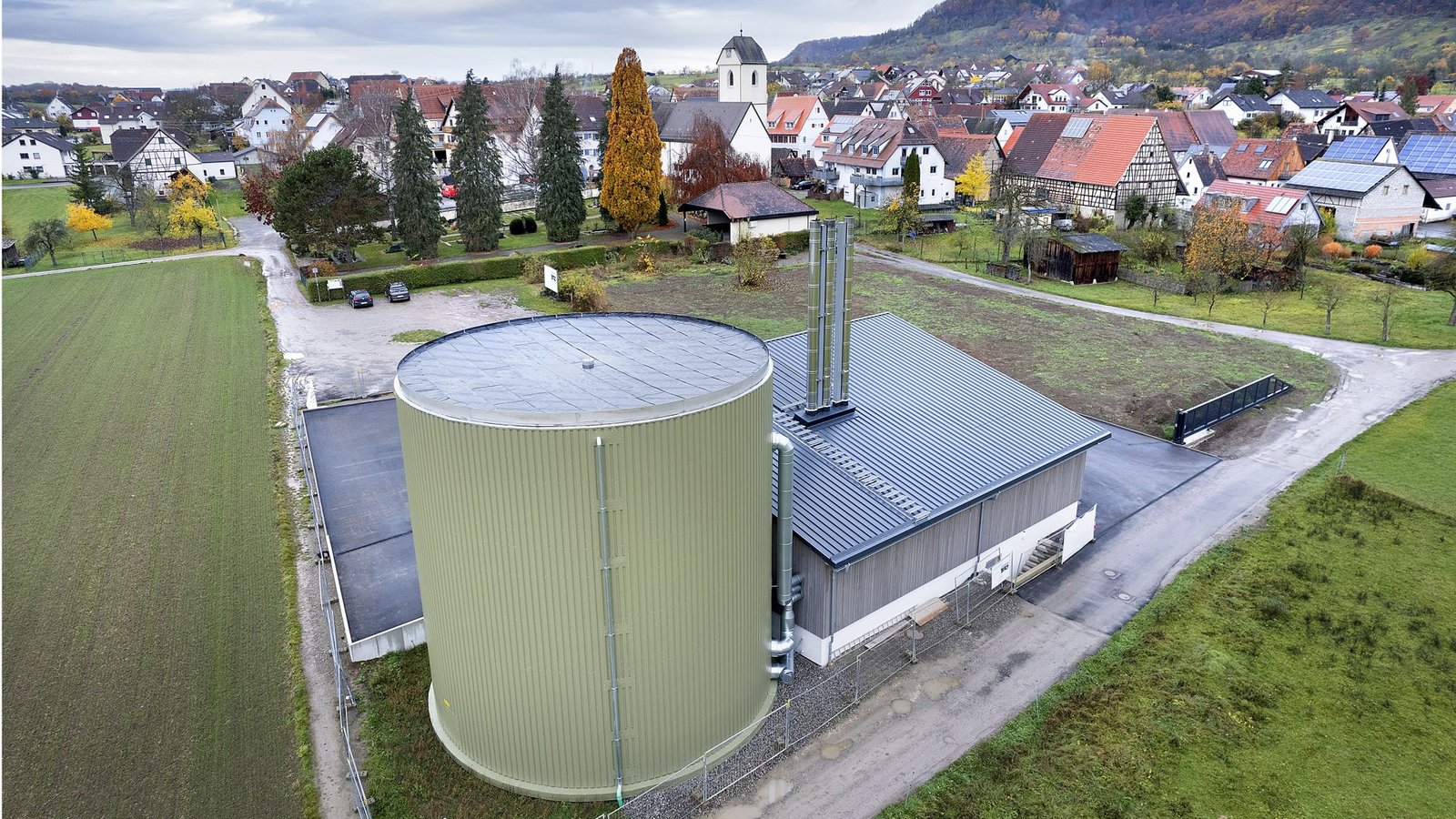 Sieht aus wie ein Silo, ist aber ein 1000-Kubikmeter-Pufferspeicher – und der Clou an der neuen Anlage in Ammerbuch-Breitenholz.Foto: /Horst Haas