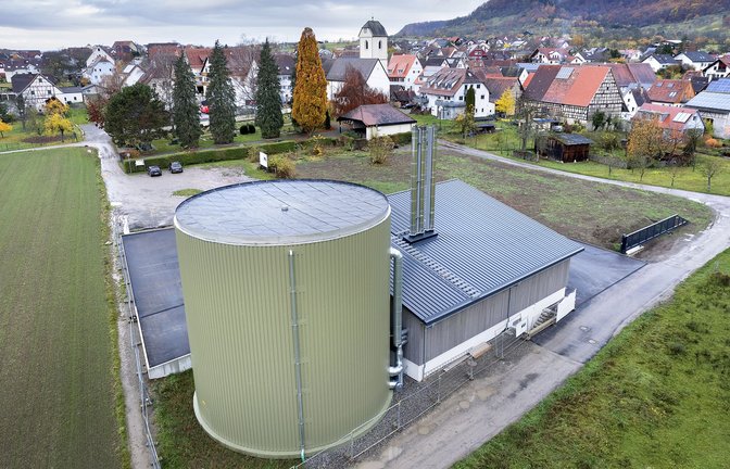Sieht aus wie ein Silo, ist aber ein 1000-Kubikmeter-Pufferspeicher – und der Clou an der neuen Anlage in Ammerbuch-Breitenholz.<span class='image-autor'>Foto: /Horst Haas</span>