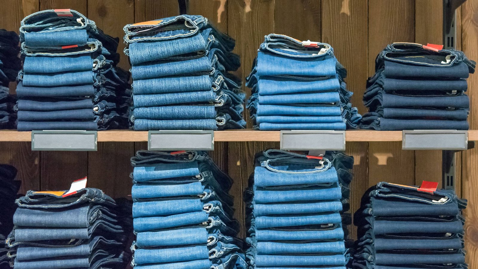 Jeans – die passende zu finden, ist nicht einfach. Und hat man sich an eine Form gewöhnt, will man von ihr so leicht nicht lassen.Foto: IMAGO/Zoonar