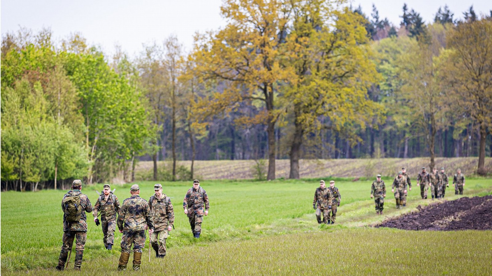Auch Soldaten der Bundeswehr beteiligten sich an der Suche.Foto: dpa/Moritz Frankenberg