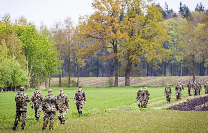 Auch Soldaten der Bundeswehr beteiligten sich an der Suche.<span class='image-autor'>Foto: dpa/Moritz Frankenberg</span>
