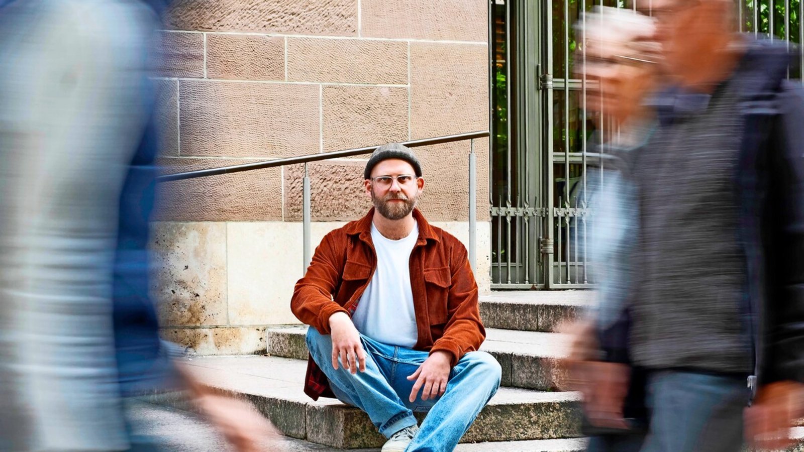 Simon Fregin im Puls der Stadt. Der Sozialarbeiter leitet das Team der Mobilen Jugendarbeit in der Innenstadt.Foto: Lichtgut/Stefanie Bach Simon Fregin im Puls der Stadt. Der Sozialarbeiter leitet das Team der Mobilen Jugendarbeit in der Innenstadt.Foto: Lichtgut/Stefanie Bach
