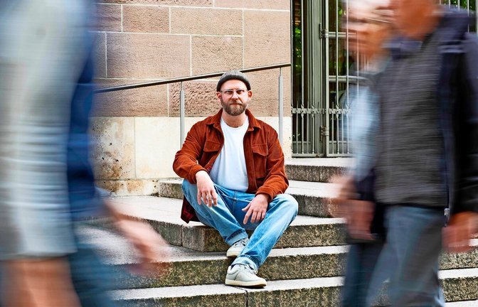 Simon Fregin im Puls der Stadt. Der Sozialarbeiter leitet das Team der Mobilen Jugendarbeit in der Innenstadt.<span class='image-autor'>Foto: Lichtgut/Stefanie Bach</span>