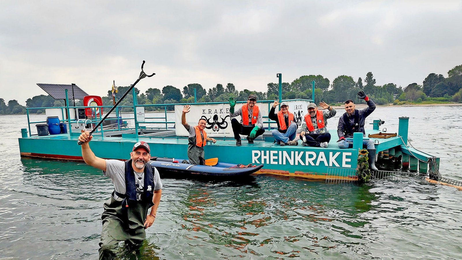 Das Team der „Krake“ räumt auf.Foto: Steve Przybilla Das Team der „Krake“ räumt auf.Foto: Steve Przybilla