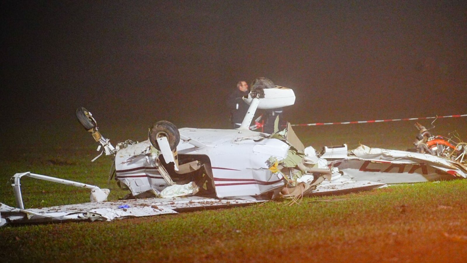 Die Cessna Die zwei Insassen dieser Cessna überlebten die Bruchlandung am Sonntagnachmittag am Stuttgarter Flughafen.Foto: SDMG/Kaczor