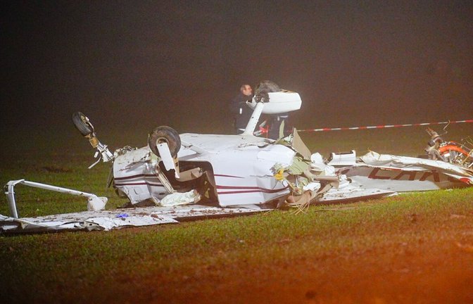 Die Cessna Die zwei Insassen dieser Cessna überlebten die Bruchlandung am Sonntagnachmittag am Stuttgarter Flughafen.<span class='image-autor'>Foto: SDMG/Kaczor</span>