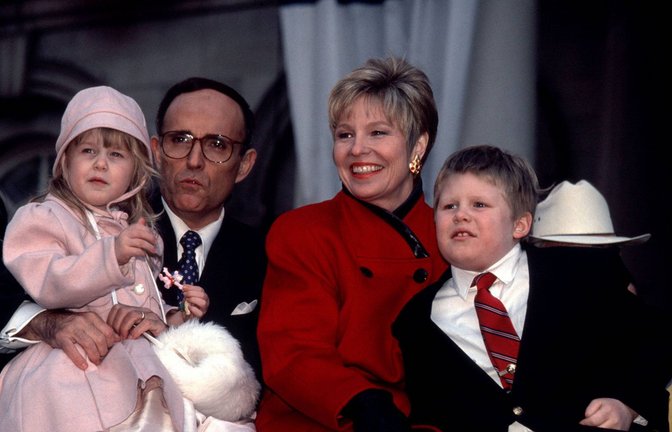 Rudy Giuliani mit seiner (inzwischen geschiedenen) Frau Donna und den Kindern Caroline und Andrew.<span class='image-autor'>Foto: imago images / Levine-Roberts</span>