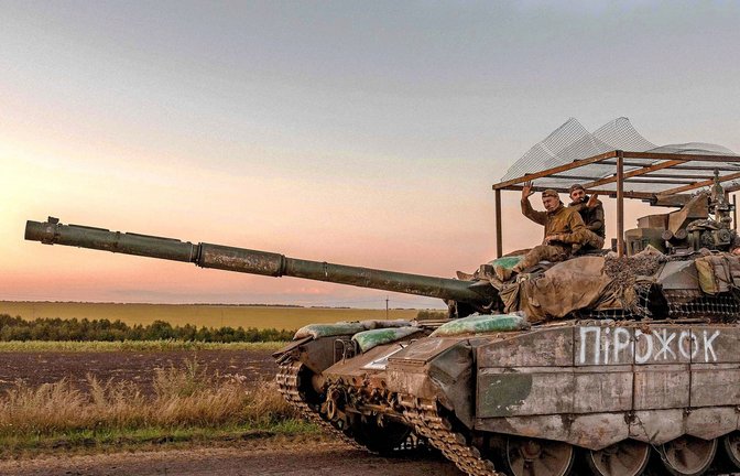 Soldaten der ukrainischen 88. mechanisierten Infanteriebrigade haben bei Sudscha einen russischen T-90M-Kampfpanzer erbeutet.<span class='image-autor'>Foto: AFP/ROMAN PILIPEY</span>