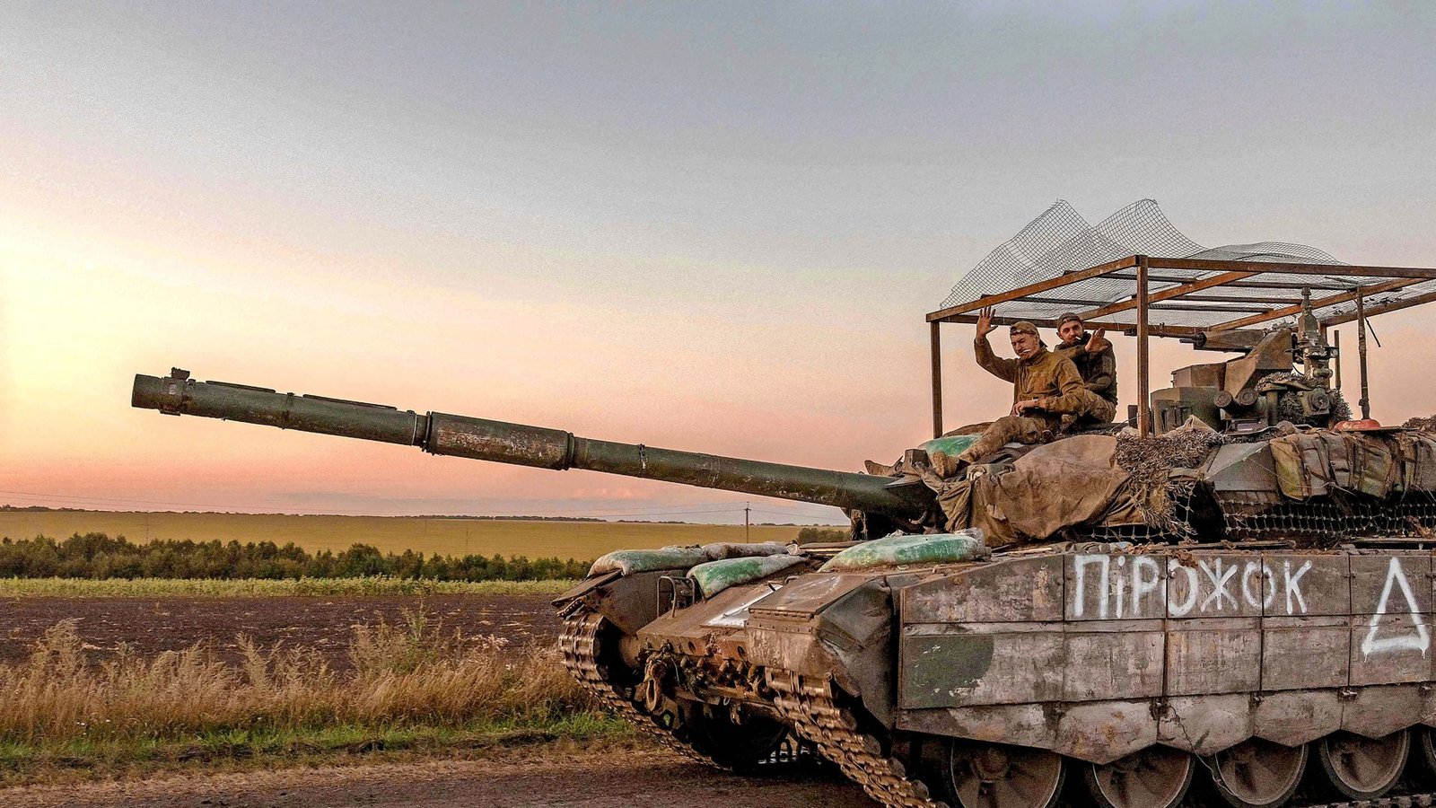 Soldaten der ukrainischen 88. mechanisierten Infanteriebrigade haben bei Sudscha einen russischen T-90M-Kampfpanzer erbeutet.Foto: AFP/ROMAN PILIPEY