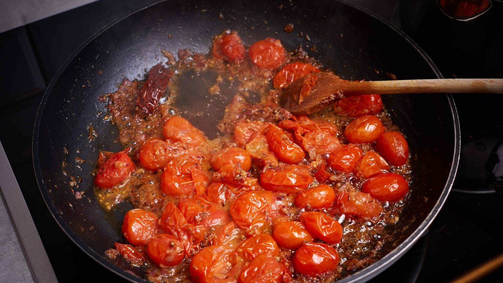 Die ersten zehn Zutaten (also alles außer Tomatenmark) in einer großen Pfanne mit hohem Rand bei mittlerer  Hitze unter häufigem Rühren 15 Minuten braten, bis die Tomaten zerfallen und die Zwiebeln weich und goldbraun sind. Sollte die Mischung beginnen anzusetzen oder anzubrennen, die Hitze reduzieren.Die Habanero entsorgen (oder vor dem Entfernen mit einem Löffelrücken ausdrücken, wenn ihr es gern scharf mögt). Die Salsa mit dem Tomatenmark und 120g Wasser im Mixer sehr glatt pürieren. Wieder unter den Pfanneninhalt mischen und beiseitestellen. Den Backofengrill einschalten.Foto: red