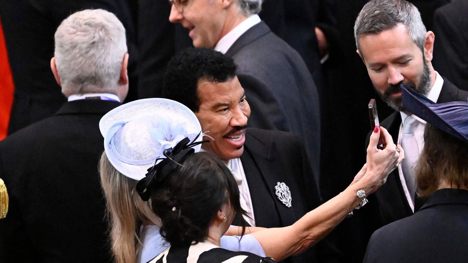 US-Popstar Lionel Richie posierte geduldig für Selfies.Foto: AFP/GARETH CATTERMOLE