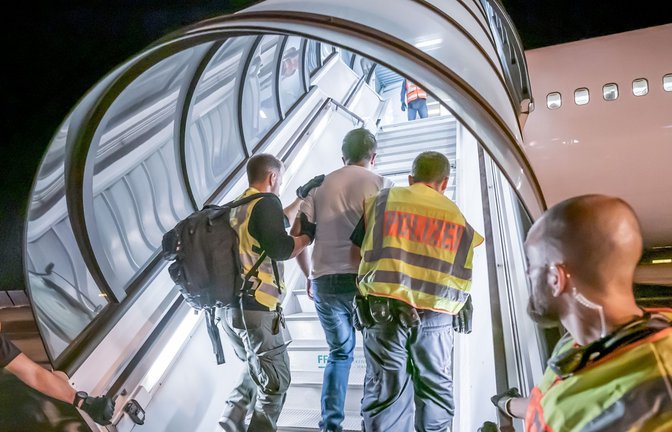 Abschiebungen sind nur ein Teil der Strategie gegen die islamistische Bedrohung.<span class='image-autor'>Foto: dpa/Michael Kappeler</span>