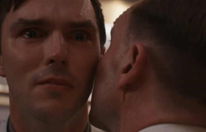 In „The Menu“ reist ein Paar (Anya Taylor-Joy und Nicholas Hoult, l.) in ein exklusives Restaurant, in dem der Chefkoch (Ralph Fiennes, r.) ein Menü mit einigen schockierenden Überraschungen zubereitet.<span class='image-autor'>Foto: SEARCHLIGHT PICTURES</span>