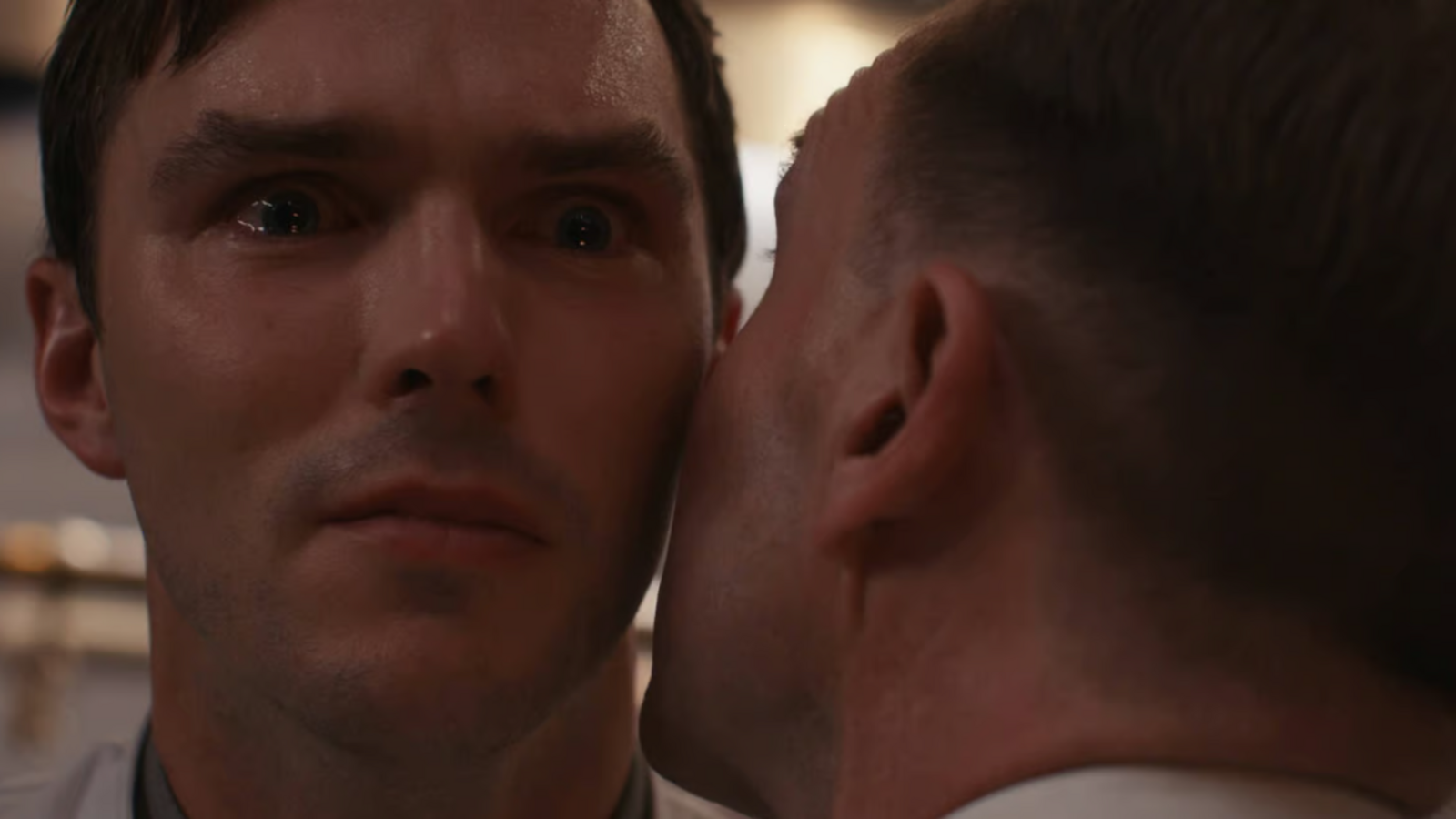 In „The Menu“ reist ein Paar (Anya Taylor-Joy und Nicholas Hoult, l.) in ein exklusives Restaurant, in dem der Chefkoch (Ralph Fiennes, r.) ein Menü mit einigen schockierenden Überraschungen zubereitet.Foto: SEARCHLIGHT PICTURES In „The Menu“ reist ein Paar (Anya Taylor-Joy und Nicholas Hoult, l.) in ein exklusives Restaurant, in dem der Chefkoch (Ralph Fiennes, r.) ein Menü mit einigen schockierenden Überraschungen zubereitet.Foto: SEARCHLIGHT PICTURES