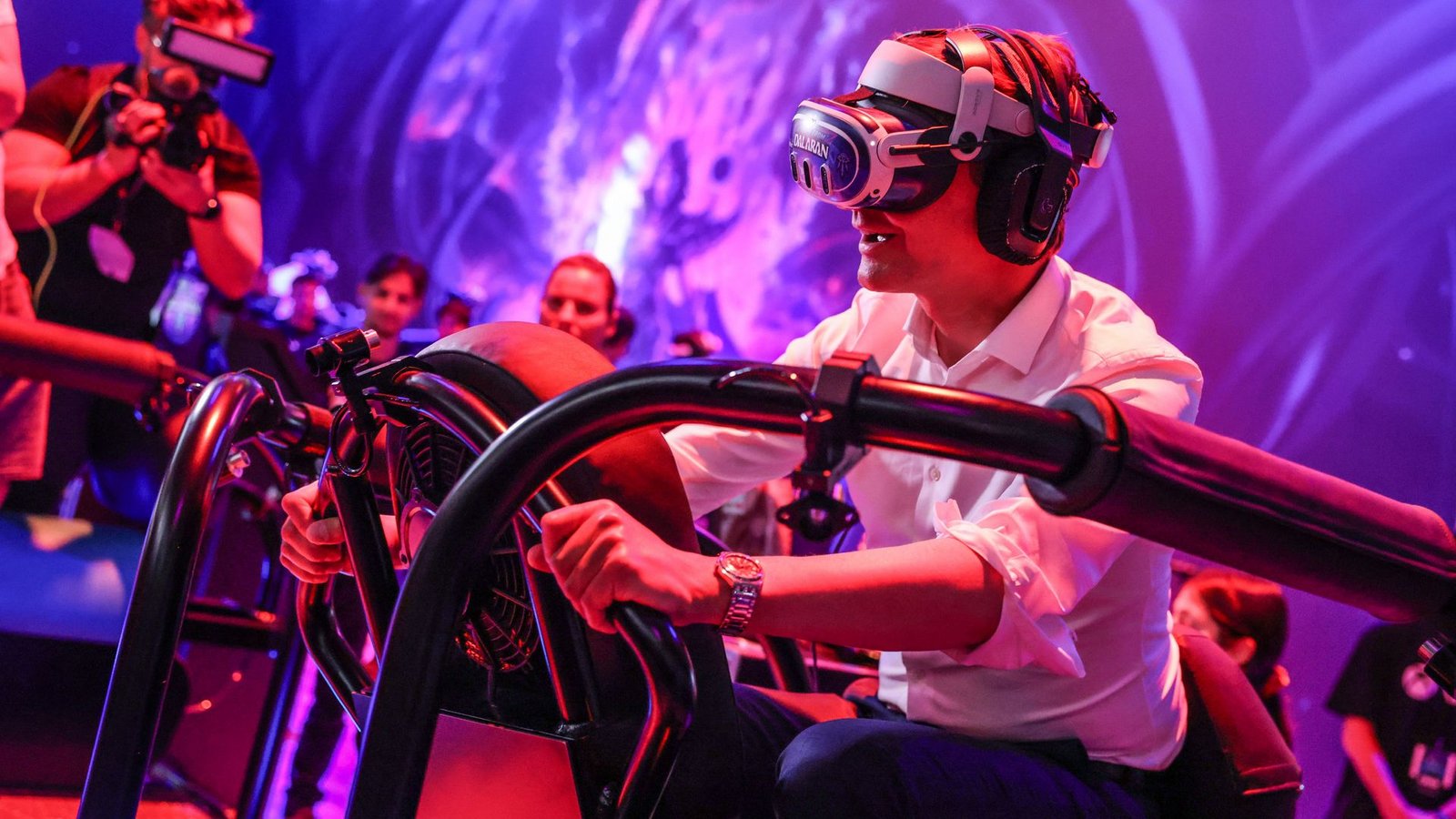 Ein wilder Ritt bei der Gamescom 2024: Hendrik Wüst auf einem "Drachen", genauer gesagt mit virtueller Brille auf einem schwankenden Gestell.Foto: Oliver Berg/dpa Ein wilder Ritt bei der Gamescom 2024: Hendrik Wüst auf einem "Drachen", genauer gesagt mit virtueller Brille auf einem schwankenden Gestell.Foto: Oliver Berg/dpa