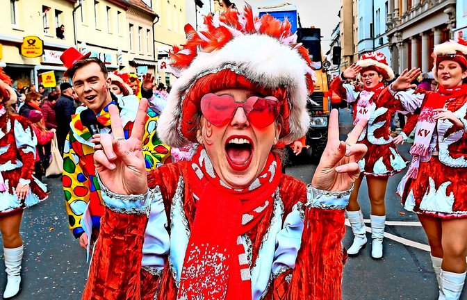 Im Rheinland erreicht der Karnevalstrubel am Rosenmontag seinen Höhepunkt. In anderen Teilen der Republik finden die Umzüge teils schon am Donnerstag davor statt – oder auch am Faschingsdienstag.<span class='image-autor'>Foto: dpa/Sebastian Willnow</span>