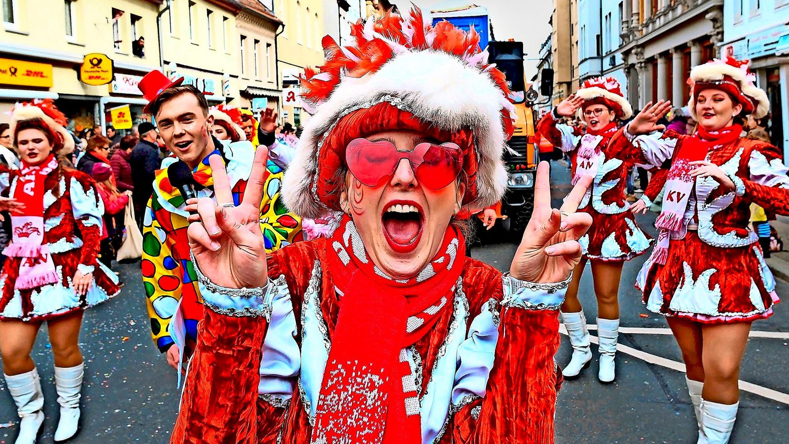 Im Rheinland erreicht der Karnevalstrubel am Rosenmontag seinen Höhepunkt. In anderen Teilen der Republik finden die Umzüge teils schon am Donnerstag davor statt – oder auch am Faschingsdienstag.Foto: dpa/Sebastian Willnow Im Rheinland erreicht der Karnevalstrubel am Rosenmontag seinen Höhepunkt. In anderen Teilen der Republik finden die Umzüge teils schon am Donnerstag davor statt – oder auch am Faschingsdienstag.Foto: dpa/Sebastian Willnow