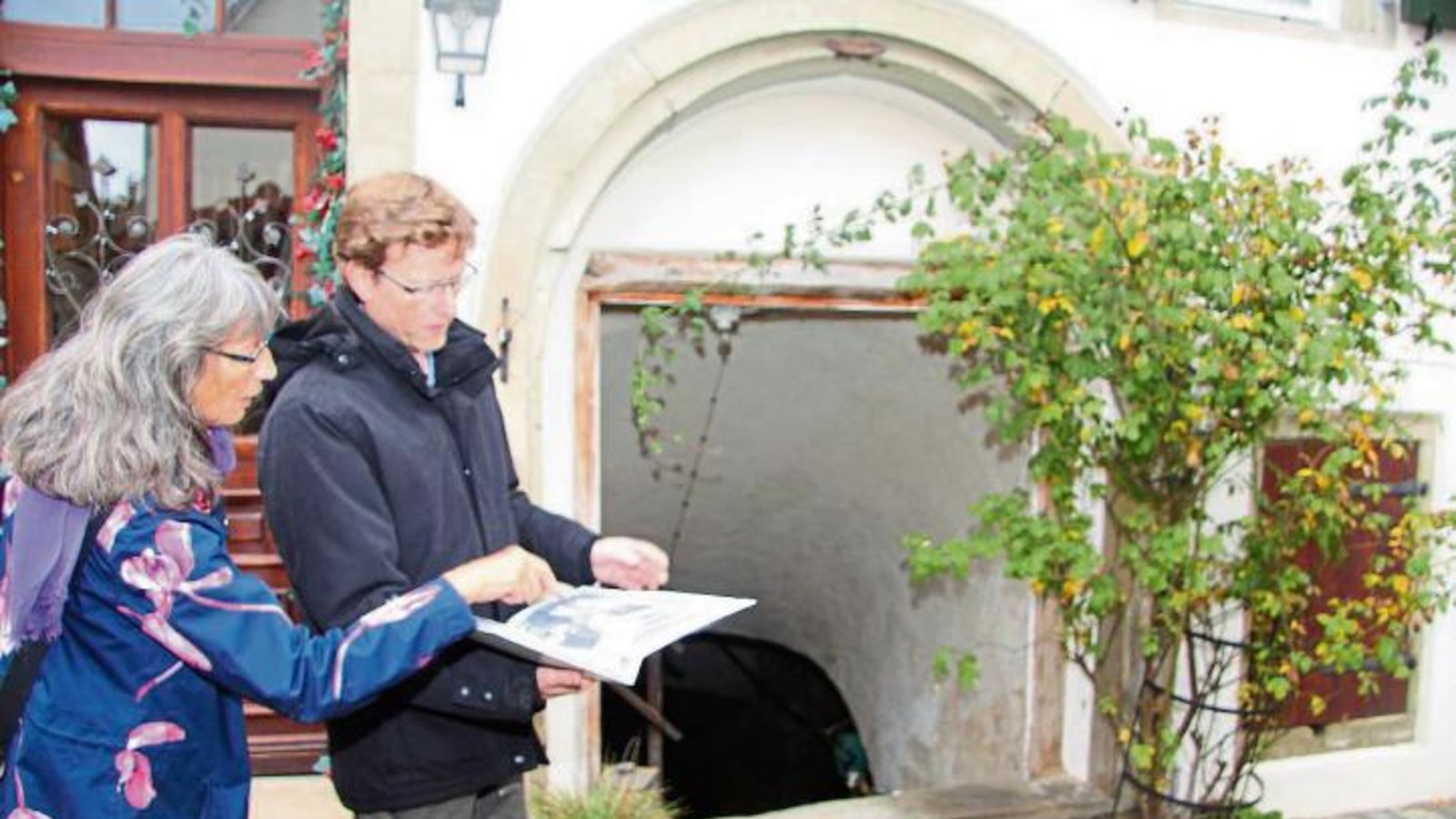 Albrecht Noller zeigt Cornelia Karow, wie sein Haus früher einmal ausgesehen hat. Im Hintergrund sieht man rechts vom Treppenabgang den Verschlag zum ehemaligen Stall. Fotos: Gergen Albrecht Noller zeigt Cornelia Karow, wie sein Haus früher einmal ausgesehen hat. Im Hintergrund sieht man rechts vom Treppenabgang den Verschlag zum ehemaligen Stall. Fotos: Gergen