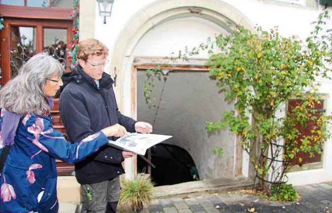 Albrecht Noller zeigt Cornelia Karow, wie sein Haus früher einmal ausgesehen hat. Im Hintergrund sieht man rechts vom Treppenabgang den Verschlag zum ehemaligen Stall. Fotos: Gergen
