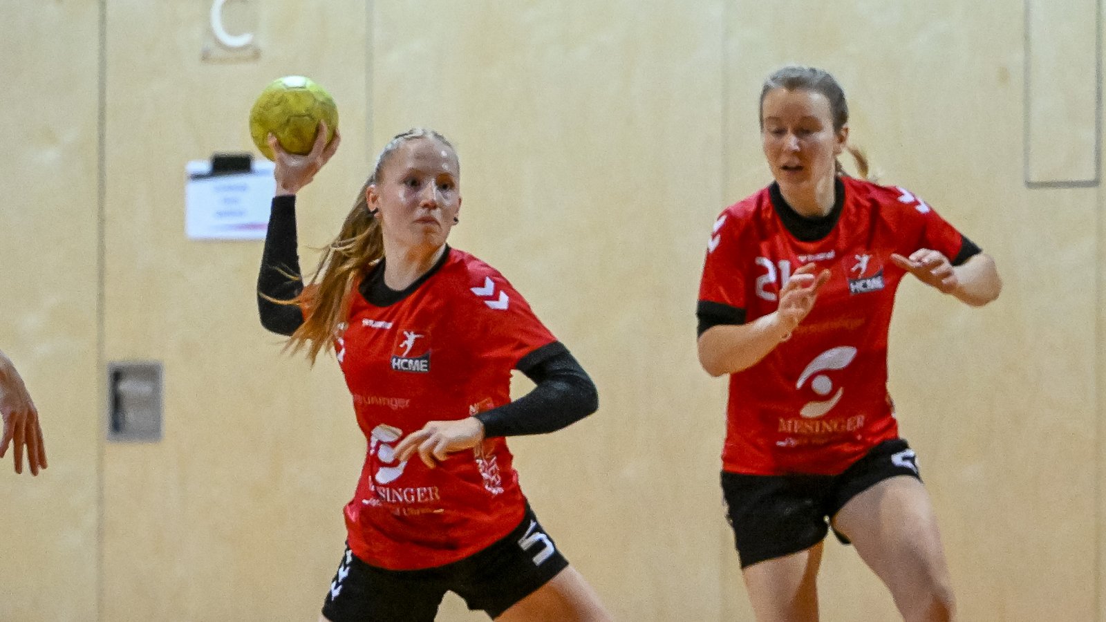 Charlotte Fehl (links) vom HCME nimmt Maß und netzt ein. Foto: Leitner