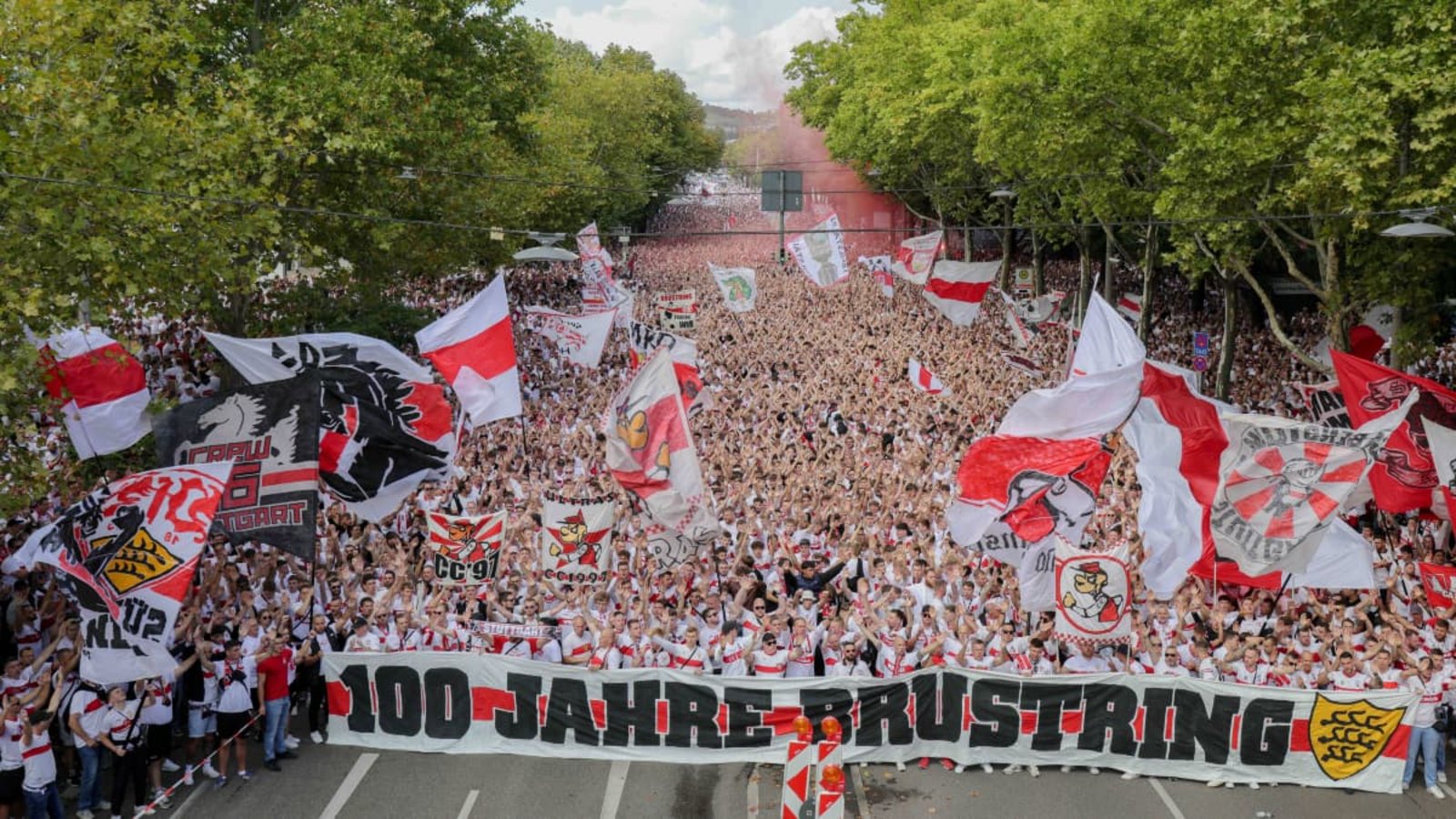 Die Karawane Cannstatt letztes Jahr zum Heimspielauftakt gegen Borussia Mönchengladbach.IMAGO/Pressefoto Baumann