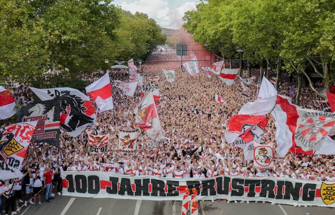 Die Karawane Cannstatt letztes Jahr zum Heimspielauftakt gegen Borussia Mönchengladbach.<span class='image-autor'>IMAGO/Pressefoto Baumann</span>