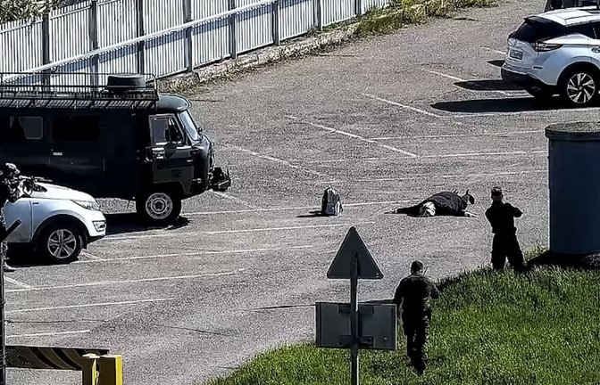 Die von den russischen Behörden veröffentlichten Bilder zeigen die Festnahme der angeblichen Terroristin. Die Spur der am Boden liegenden Frau führt nach Villingen-Schwenningen.<span class='image-autor'>FSB-Pressestelle</span>