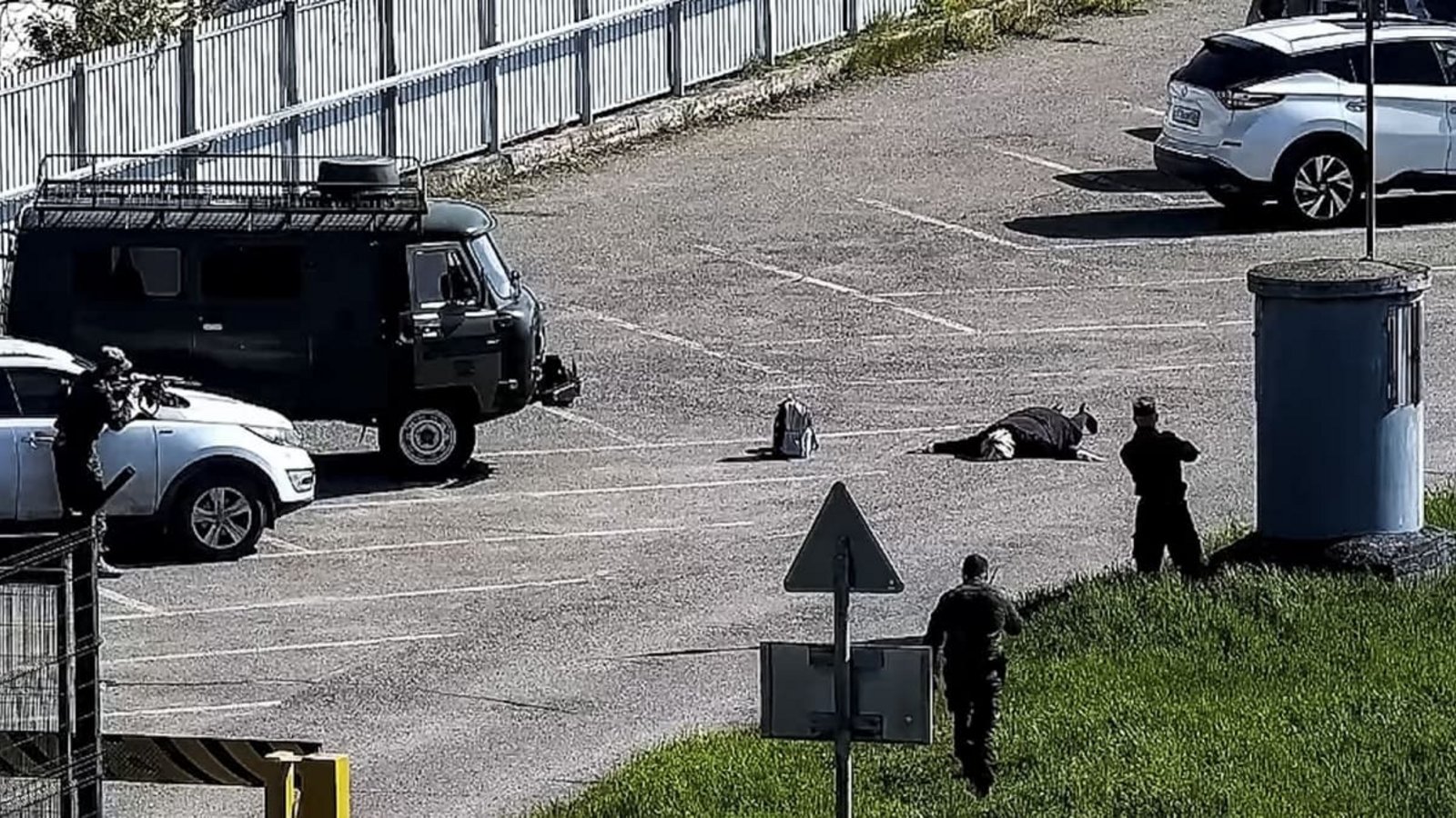 Die von den russischen Behörden veröffentlichten Bilder zeigen die Festnahme der angeblichen Terroristin. Die Spur der am Boden liegenden Frau führt nach Villingen-Schwenningen.FSB-Pressestelle