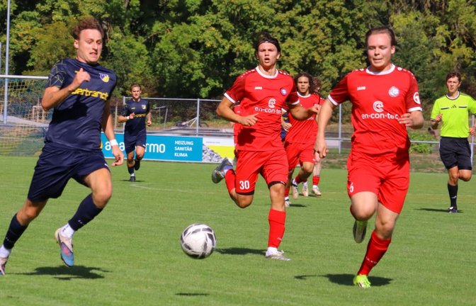 Gabriel Körtge Corral (li.) und der TSV Ehningen kamen gegen die TSG Hofherrnweiler-Unterrombach zu selten gefährlich vor das Tor.<span class='image-autor'>Maximilian Schöbel</span>