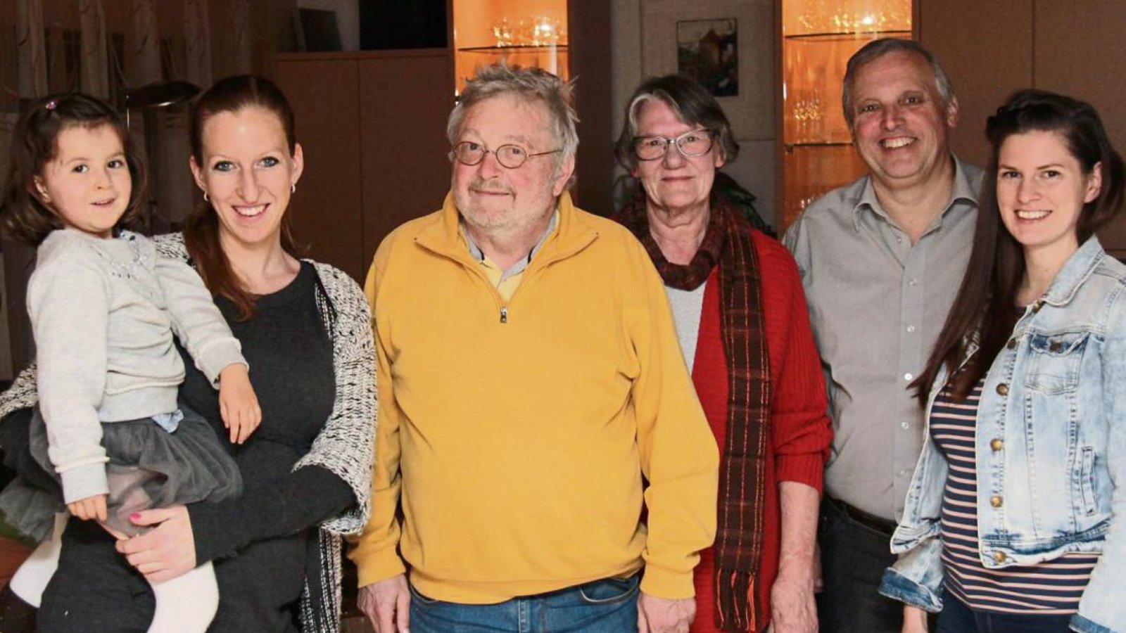 In Eberdingen kümmern sich Lena Jhural (hier mit ihrem Kind), Reinhard Ihring, Ursula Ihring, Roland Simon und Tabea Sanzio um die Flüchtlinge. Sie geben Sprachkurse und helfen bei Behördengängen. Foto: Lung In Eberdingen kümmern sich Lena Jhural (hier mit ihrem Kind), Reinhard Ihring, Ursula Ihring, Roland Simon und Tabea Sanzio um die Flüchtlinge. Sie geben Sprachkurse und helfen bei Behördengängen. Foto: Lung