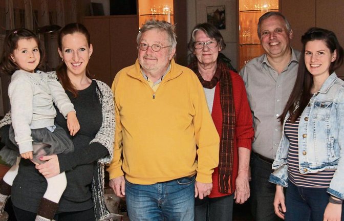 In Eberdingen kümmern sich Lena Jhural (hier mit ihrem Kind), Reinhard Ihring, Ursula Ihring, Roland Simon und Tabea Sanzio um die Flüchtlinge. Sie geben Sprachkurse und helfen bei Behördengängen. Foto: Lung