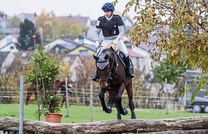 Lena Weeber (RFZV Nussdorf) hat auf Blif bi mi überzeugt, als sie auf der heimischen Reitanlage durchs Gelände ritt. Foto: Simecek