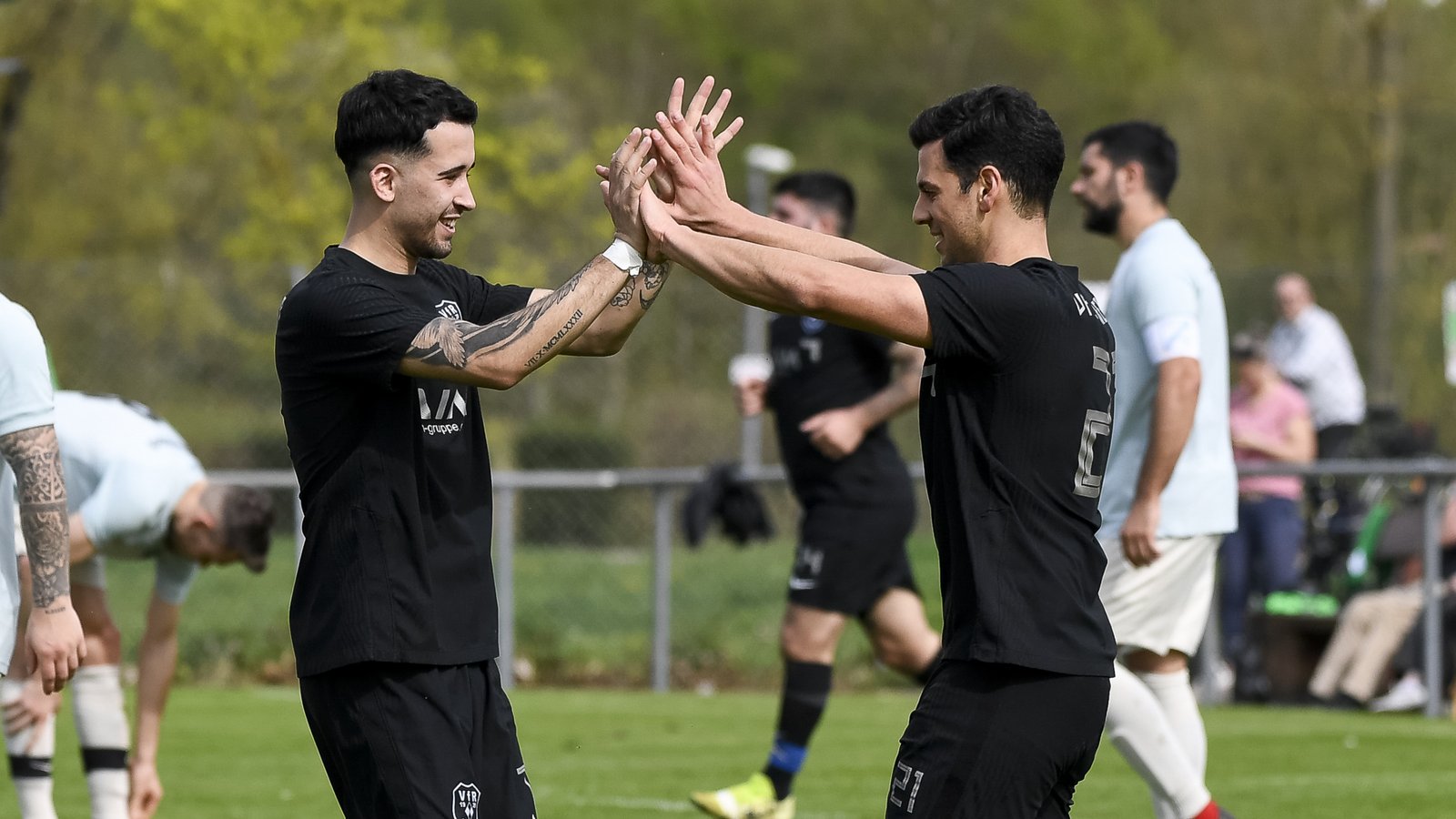 Pascal Moses (rechts) und Eros Ciatto freuen sich darauf, auch am Sonntag im Spiel gegen die SGM Riexingen jubeln zu dürfen. Foto: Leitner Pascal Moses (rechts) und Eros Ciatto freuen sich darauf, auch am Sonntag im Spiel gegen die SGM Riexingen jubeln zu dürfen. Foto: Leitner
