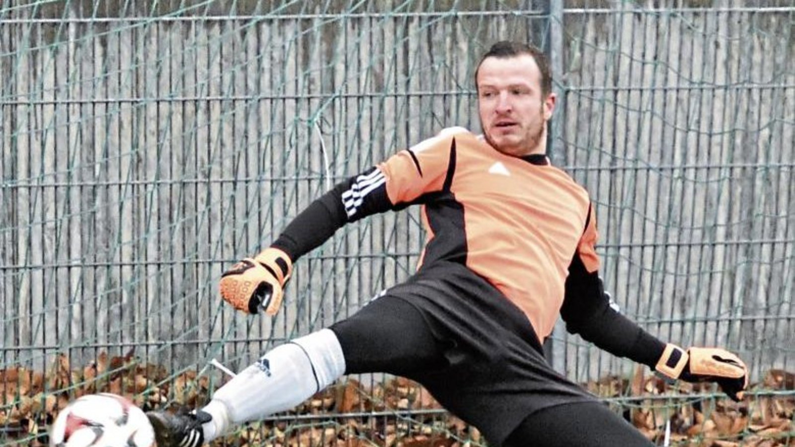 Marco Euchenhofer im Kasten des SV Iptingen war beim Strafstoß machtlos. Foto: Leitner Marco Euchenhofer im Kasten des SV Iptingen war beim Strafstoß machtlos. Foto: Leitner