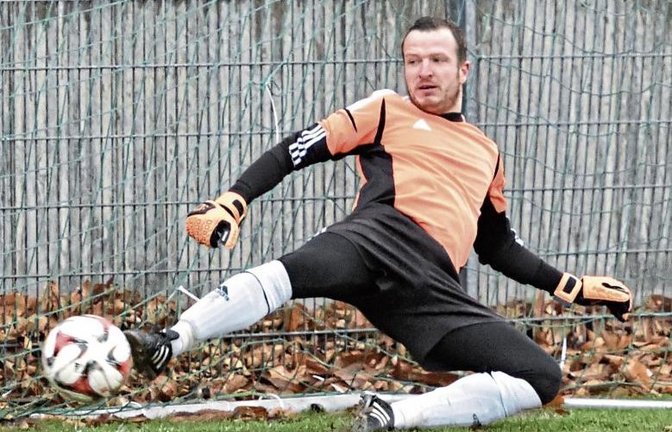 Marco Euchenhofer im Kasten des SV Iptingen war beim Strafstoß machtlos.  Foto: Leitner