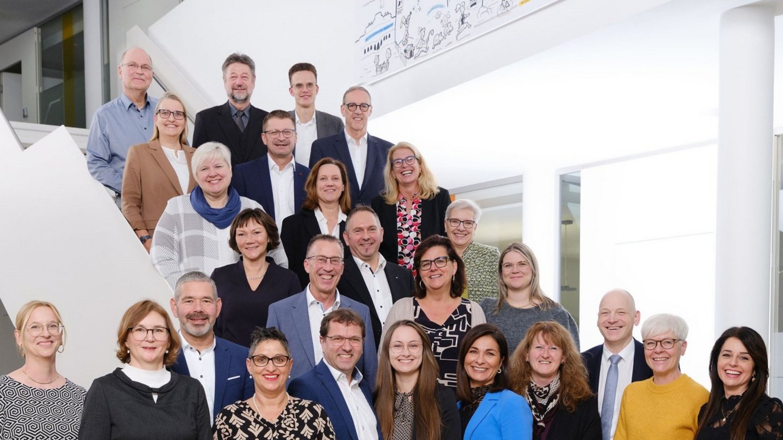 Der Vorstandsvorsitzende Timm Häberle (Dritter von rechts) dankt den Mitarbeitenden für ihre Treue zur VR-Bank. Foto: p Der Vorstandsvorsitzende Timm Häberle (Dritter von rechts) dankt den Mitarbeitenden für ihre Treue zur VR-Bank. Foto: p