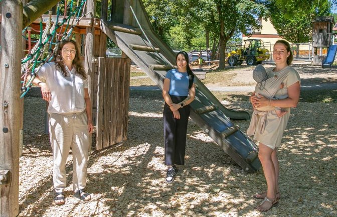 Julia Thiel, Mattea Reinelt und Nicole Liegat (von links) haben Kinder in der Wernauer Kita Schlossgarten. Gemeinsam mit einer weiteren Mutter, Sandra Motzer, haben sie einen offenen Brief verfasst gegen eine Erhöhung der Elternbeiträge für die Kinderbetreuung.<span class='image-autor'>Roberto Bulgrin</span>