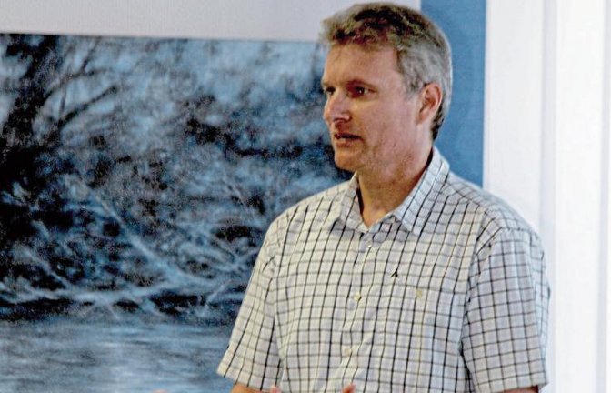 Jochen Bergmann während der Sitzung des Illinger Gemeinderats.  Foto: Romanowski