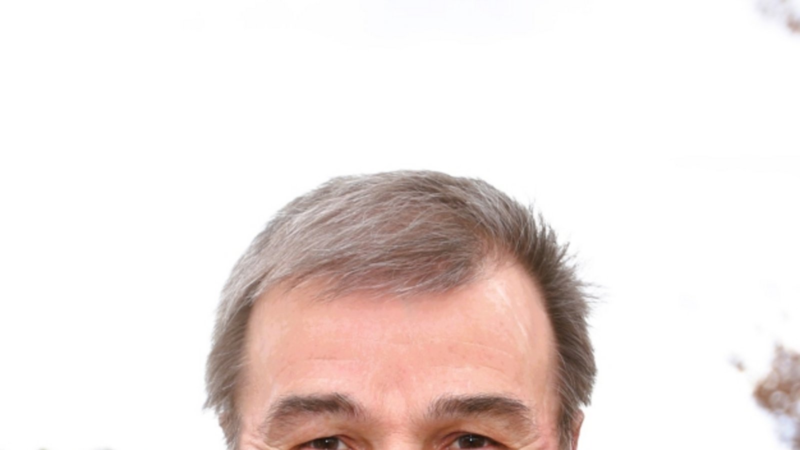 Konrad Epple CDU Landtagsabgeordneter MdL Landtagskandidat Kandidat für die Landtagswahl am 8. März 2026 für den Wahlkreis Vaihingen Wahlen,  steht am Kreisverkehr Hemmingen Richtung Münchingen vor Schloss Nippenburg in der Landschaft neben der Münchinger Straße