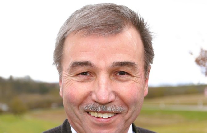 Konrad Epple CDU Landtagsabgeordneter MdL Landtagskandidat Kandidat für die Landtagswahl am 8. März 2026 für den Wahlkreis Vaihingen Wahlen,  steht am Kreisverkehr Hemmingen Richtung Münchingen vor Schloss Nippenburg in der Landschaft neben der Münchinger Straße