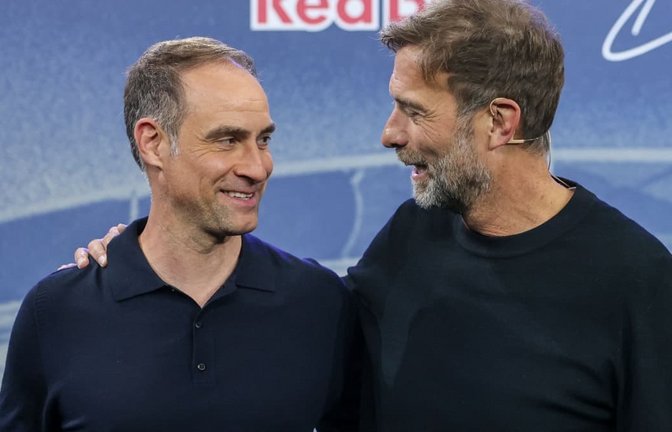 Jürgen Klopp (r.) gibt für den Bundestrainer-Job seine Arbeit bei Red Bull auf. (Archivbild)<span class='image-autor'>Jan Woitas/dpa</span>