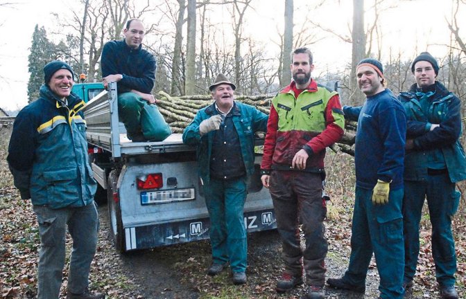 Der Sachsenheimer Förster Burkard Böer (links) rückte gestern mit Mitarbeitern des Blühenden Barocks an. Fotos: Gramberg