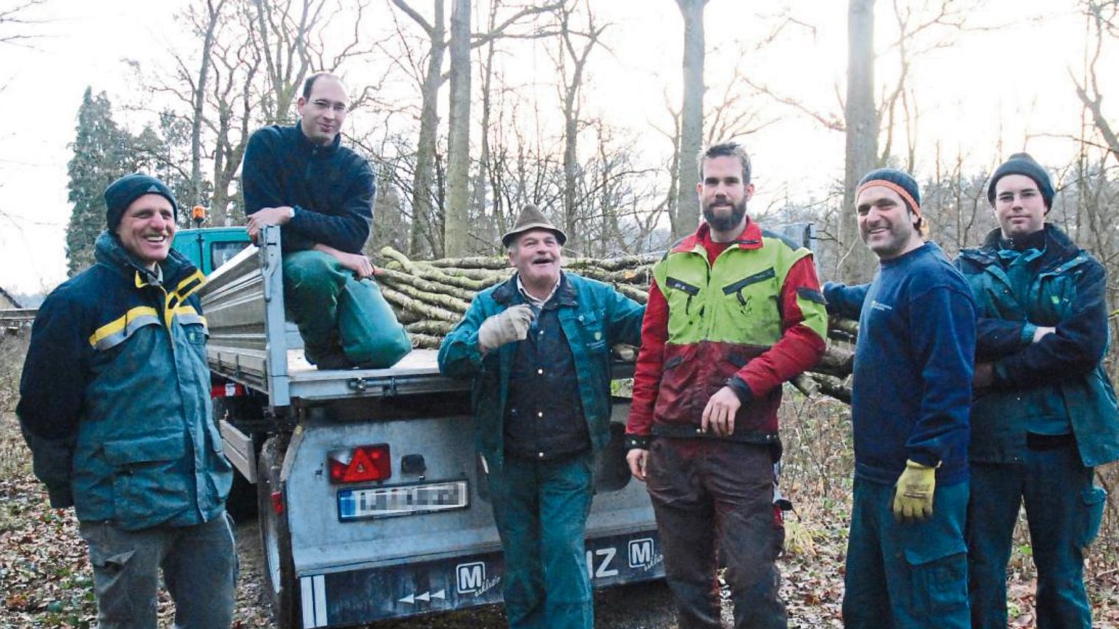Der Sachsenheimer Förster Burkard Böer (links) rückte gestern mit Mitarbeitern des Blühenden Barocks an. Fotos: Gramberg