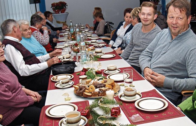 Es ist nicht zu übersehen, dass die Gäste sich an den liebevoll gedeckten Tischen sichtlich wohlfühlen.  Fotos: Filitz